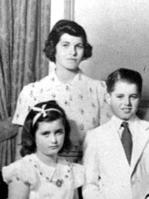 Rosemary Kennedy (back) (1918-2005), with sister Jean and brother Robert