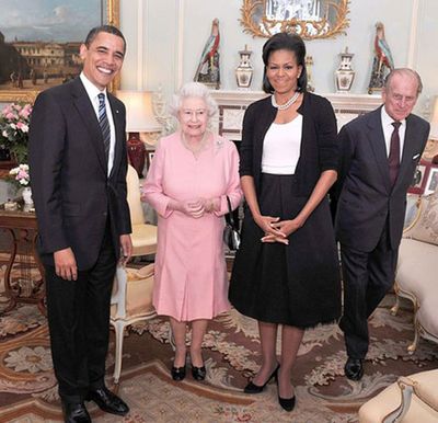 The Obamas Visit Buckingham Palace. Note that the Queen has that purse in her arm although she is at home!