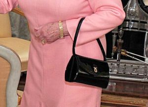 Queen Elizabeth's Launer handbag (4/1/09 Buckingham Palace with Obamas)
