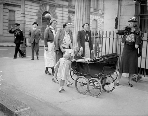 May 1940, London. Elizabeth Van Swinderen, wife of the former Dutch minister to Great Britain, points out London barrage balloons to Princess Juliana of the Netherlands. Juliana is with her children, Beatrix by her side and Irene in the baby carriage.